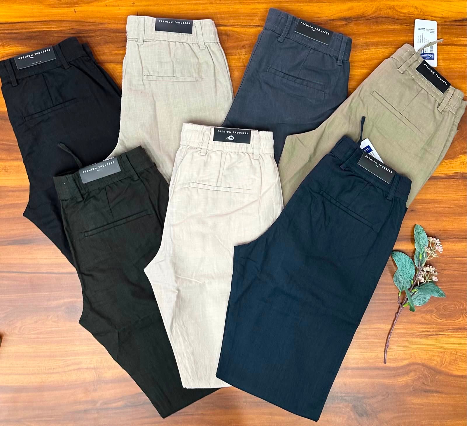The refined look of a tailored trouser meets the relaxed comfort of an elastic jogger. Built with stretch cotton-linen texture and an internal drawstring for effortless smart-casual wear.